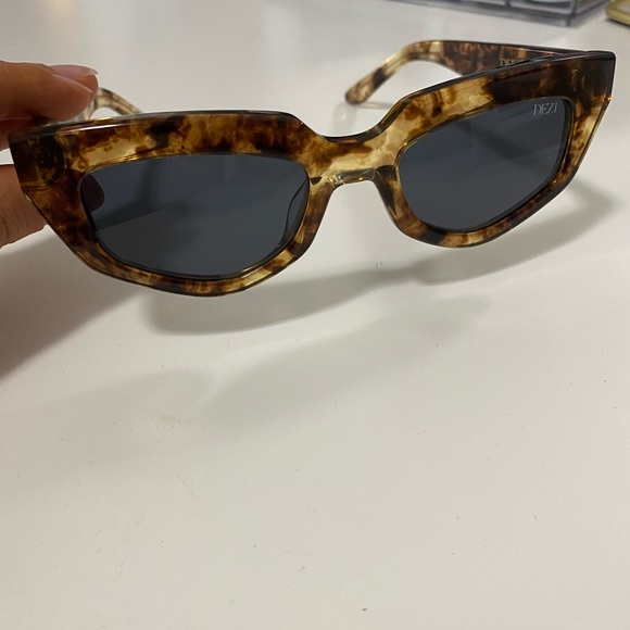 DEZI “ON READ” TORTOISE SUNGLASSES BRAND NEW! - Picture 1 of 2
